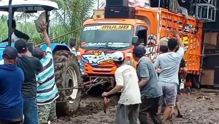 Truk sound horeg terjebak lumpur di Gondanglegi, Malang