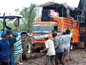 Truk Sound Horeg di Malang Terjebak di Lumpur Dievakuasi dengan Alat Berat