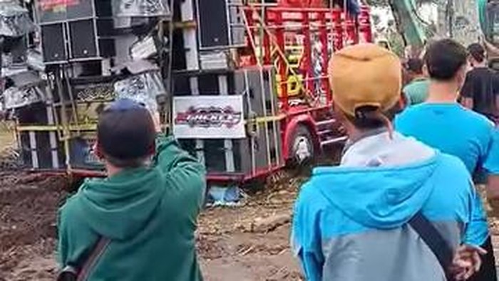 Truk sound horeg terjebak lumpur di Gondanglegi, Malang