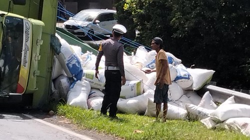 Kondisi truk yang terguling akibat kelebihan muatan di jalur Amlapura-Denpasar, Senin (30/6/2025). (dok. Polsek Manggis)