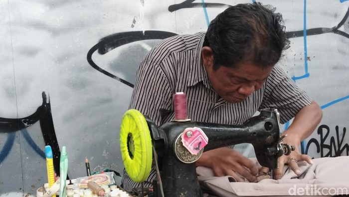 Dadang Somara, tukang jahit di kawasan Kosambi, Kota Bandung, saat menerima orderan, Sabtu (28/6/2025).