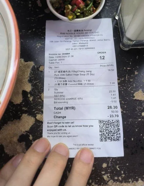 Tersentuh Dibayari Makan, Turis Ini Traktir Warga Lokal Makan Gratis