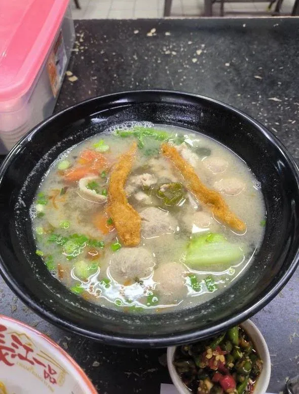 Tersentuh Dibayari Makan, Turis Ini Traktir Warga Lokal Makan Gratis