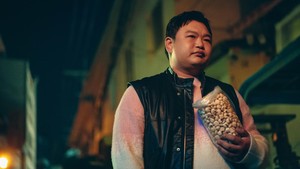 Go Kyu Pil siap mainin peran sebagai Don Yi si Babi. Sehari-hari dia bekerja sebagai perawat di klinik tradisional, asisten dari Bang Wool si Ular. (Foto: dok. Disney+ Hotstar)