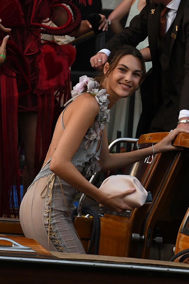 Model yang dipacari Leonardo DiCaprio sejak 2023 itu juga melengkapi penampilannya dengan clutch warna senada. Foto: GC Images/Luigi Iorio