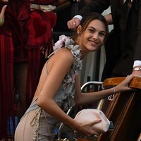 Model yang dipacari Leonardo DiCaprio sejak 2023 itu juga melengkapi penampilannya dengan clutch warna senada. Foto: GC Images/Luigi Iorio