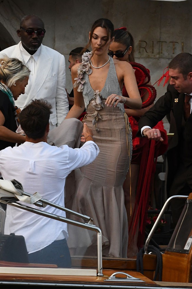 Vittoria Ceretti memakai gaun vintage Dolce & Gabbana menghadiri after party pernikahan Jeff Besos dan Lauren Sanchez pada Sabtu (28/6/2025) malam. Pasangan pengantin baru itu menggelar pesta bertema lingerie mewah. Foto: GC Images/Luigi Iorio