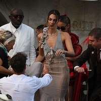 Vittoria Ceretti memakai gaun vintage Dolce & Gabbana menghadiri after party pernikahan Jeff Besos dan Lauren Sanchez pada Sabtu (28/6/2025) malam. Pasangan pengantin baru itu menggelar pesta bertema lingerie mewah. Foto: GC Images/Luigi Iorio