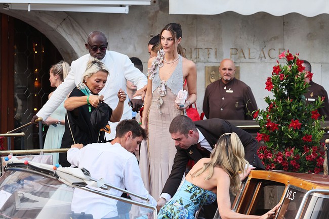 Gaun yang dikenakan Vittoria tersebut merupakan koleksi arsip dari peragaan busana Dolce & Gabbana Musim Gugur-Dingin 2003/2004. Foto: GC Images/Ernesto Ruscio