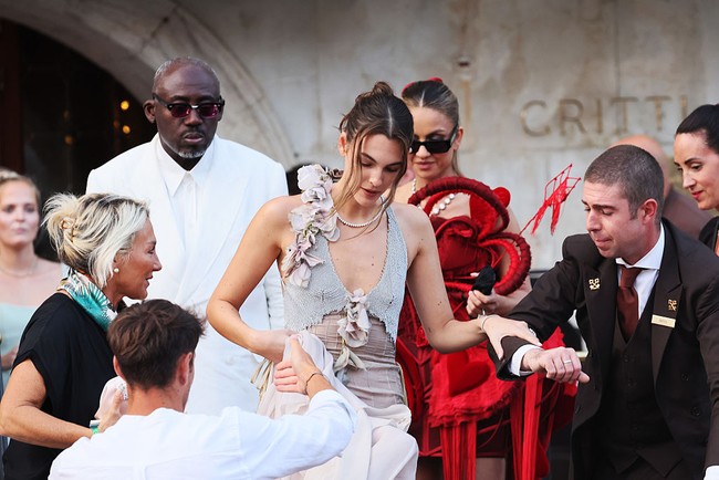 Dari foto jepretan paparazzi, saat berangkat ke after party pernikahan Jeff Bezos dengan naik taksi air yang populer di Venesia, gaun transparan yang dikenakan Victoria tampak masih baik-baik saja.  Foto: GC Images/Ernesto Ruscio