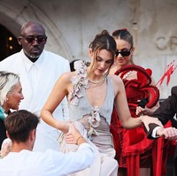 Dari foto jepretan paparazzi, saat berangkat ke after party pernikahan Jeff Bezos dengan naik taksi air yang populer di Venesia, gaun transparan yang dikenakan Victoria tampak masih baik-baik saja.  Foto: GC Images/Ernesto Ruscio