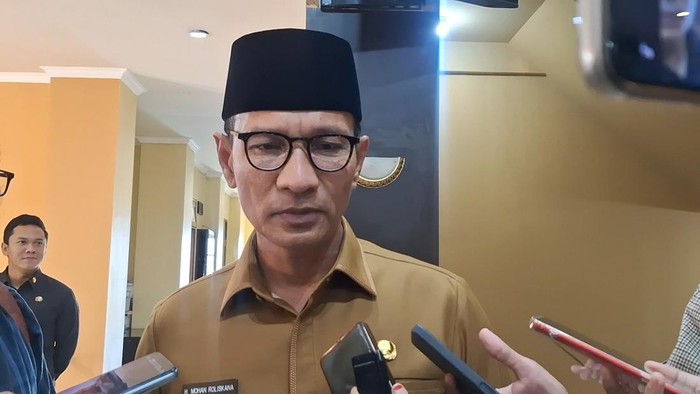 Wali Kota Mataram, Mohan Roliskana, saat diwawancarai di Kantor DPRD Mataram, Senin (30/6/2025). (Nathea Citra/detikBali)