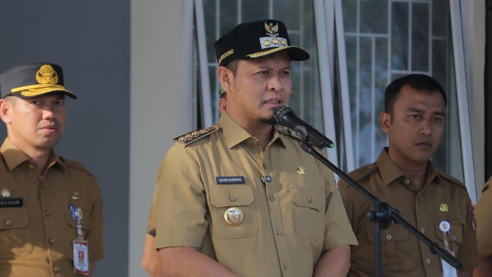 Agung Nugroho mrmimpin apel di Kantor Camat Tuah Madani