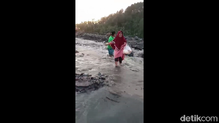 Warga Lumajang nekat menyeberangi banjir lahar Gunung Semeru untuk belanja kebutuhan pokok
