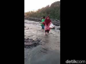 Warga di Lumajang Terjang Banjir Lahar Semeru Demi Belanja Kebutuhan Pokok