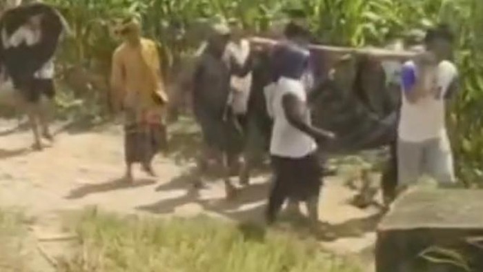 Warga menandu pasien yang sakit karena akses jalan yang rusak di Pinrang.