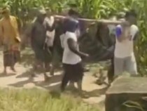 Lansia Sakit Ditandu 2 Km ke RSUD Enrekang gegera Jalan Rusak