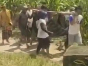 Lansia Sakit Ditandu 2 Km ke RSUD Enrekang gegera Jalan Rusak