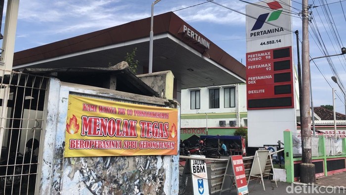 Spanduk penolakan warga di SPBU 44.552.14 Gedong Tengen, Pringgokusuman, Kota Jogja, Senin (30/6/2025).