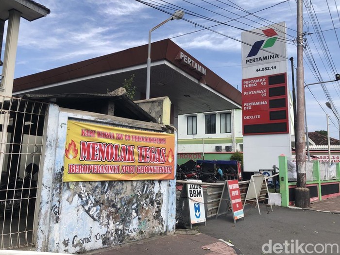 Spanduk penolakan warga di SPBU 44.552.14 Gedong Tengen, Pringgokusuman, Kota Jogja, Senin (30/6/2025).