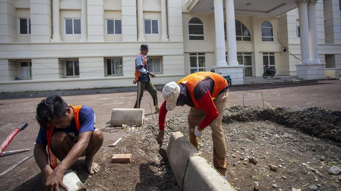 Wisma Haji Indramayu Disulap Jadi Sekolah Rakyat, Renovasi Dikebut Pekerja menyelesaikan pemasangan pembatas jalan saat proses renovasi bangunan untuk sekolah rakyat di Wisma Haji Indramayu, Jawa Barat, Senin (30/6/2025). Kementerian Pekerjaan Umum (PU) memastikan renovasi bangunan Wisma Haji Indramayu yang akan digunakan untuk sekolah rakyat selesai pada bulan Juli 2025. ANTARA FOTO/Dedhez Anggara/bar