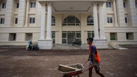 Pekerja membawa material saat proses renovasi bangunan untuk sekolah rakyat di Wisma Haji Indramayu. Kementerian Pekerjaan Umum (PU) memastikan renovasi bangunan Wisma Haji Indramayu yang akan digunakan untuk sekolah rakyat selesai pada bulan Juli 2025. Foto: ANTARA FOTO/Dedhez Anggara