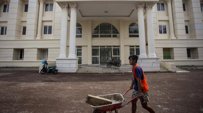 Wisma Haji Indramayu Disulap Jadi Sekolah Rakyat, Renovasi Dikebut Pekerja menyelesaikan pemasangan pembatas jalan saat proses renovasi bangunan untuk sekolah rakyat di Wisma Haji Indramayu, Jawa Barat, Senin (30/6/2025). Kementerian Pekerjaan Umum (PU) memastikan renovasi bangunan Wisma Haji Indramayu yang akan digunakan untuk sekolah rakyat selesai pada bulan Juli 2025. ANTARA FOTO/Dedhez Anggara/bar