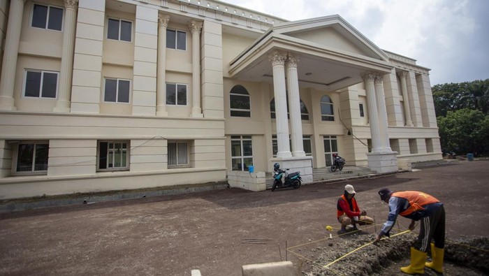 Pekerja menyelesaikan pemasangan pembatas jalan saat proses renovasi bangunan untuk sekolah rakyat di Wisma Haji Indramayu, Jawa Barat, Senin (30/6/2025). Kementerian Pekerjaan Umum (PU) memastikan renovasi bangunan Wisma Haji Indramayu yang akan digunakan untuk sekolah rakyat selesai pada bulan Juli 2025. ANTARA FOTO/Dedhez Anggara/bar