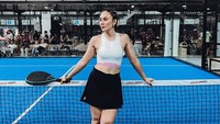 Saat ditemui di kawasan Simatupang, Jakarta Selatan, kemarin, Wulan Guritno tampak mengikuti acara padel bareng rekan-rekan artis. Ia main bareng anak, Shalom Razade. (Foto: dok Instagram anggarcp)