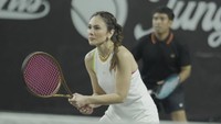 Wulan Guritno mengaku tak akan meninggalkan tenis, meski banyak ditinggalkan teman-teman. Kalau di tenis, gak ada temanku. Tapi aku tetap main tenis, karena kalau istilahnya sekarang lagi cinta padel, tapi tenis tetap sayang, katanya. (Foto: dok Instagram wulanguritno)
