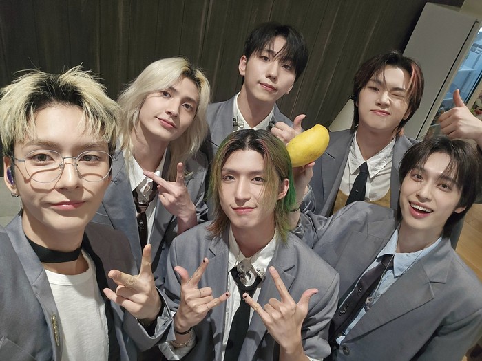 Member Xdinary Heroes dalam foto yang diunggah ke akkun X resmi mereka.