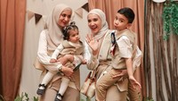 Zaskia Sungkar menggendong Ukkasya dan Shireen menggendong Humaira Foto: dok. Instagram Zaskia Sungkar