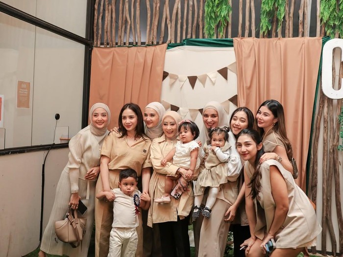 Zaskia Sungkar Zaskia Sungkar rayakan ulang tahun Humaira.