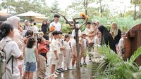 Di acara uolang tahun Humaira, anak-anak bisa berinteraksi dan bermain dengan hewan, seperti rusa, kuda, dan burung. Foto: dok. Instagram Zaskia Sungkar