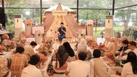 Pada momen bahagia itu acara diawali dengan kajian bersama Pak Ustaz.Foto: dok. Instagram Zaskia Sungkar