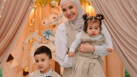 Zaskia Sungkar bersama Ukkasya dan Humaira kompak memakai baju berwarna coklat mudah dan putih. Foto: dok. Instagram Zaskia Sungkar