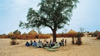 Burkina Faso mencatat suhu daratan tertinggi global pada 2023 (29,96 °C). Minim pohon dan curah hujan, negara ini alami krisis air dan pangan. Warga bermigrasi ke kota, tapi adaptasi muncul lewat energi surya dan arsitektur tradisional yang menahan panas. Getty Images/DE AGOSTINI