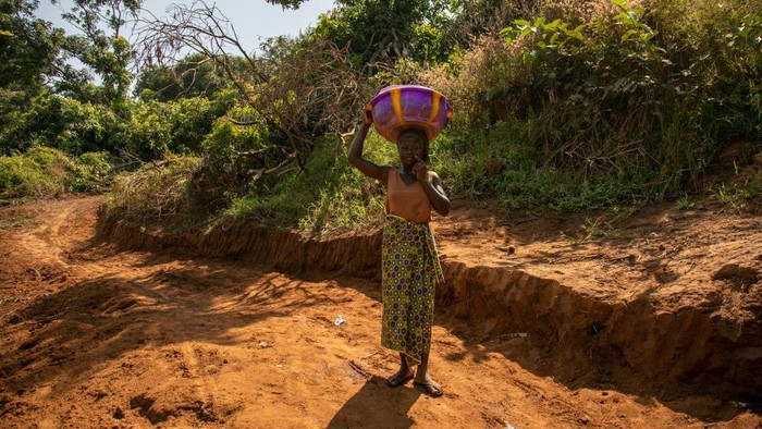 10 Negara dengan Suhu Paling Panas di Dunia BALLTILAYE, SENEGAL - NOVEMBER 17: A woman waits for the canoe to cross the Gambia River on November 17, 2023 in Balltilaye, Senegal. In the Kédougou region, where 98% of the country's mines are concentrated. The NGO Acción Senegal was founded in 2009 with the aim of promoting social, health and infrastructure development projects in the country.(Photo by Manuel Medir/Getty Images)