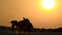 Qatar adalah negara gurun dataran rendah dengan suhu musim panas rata-rata 42 °C dan bisa mencapai 50 °C. Curah hujan tahunan sangat minim, hanya sekitar 70 mm. Laut hangat dan langit cerah memperparah indeks panas, sementara urbanisasi di Doha memperkuat efek pulau panas. Minim topografi dan emisi CO₂ tertinggi per kapita di dunia menjadikan Qatar sebagai salah satu negara dengan profil iklim paling ekstrem. Noushad Thekkayil/NurPhoto via Getty Images