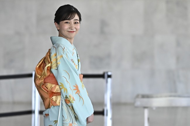 Anak dari calon raja, Putra Mahkota Fumihito, tersebut dikenal dengan gayanya yang elegan, anggun, tapi tidak takut bermain warna. Pilihan kimono ini pun mencerminkan penampilan khasnya. Foto: Getty Images/Ton Molina