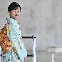 Anak dari calon raja, Putra Mahkota Fumihito, tersebut dikenal dengan gayanya yang elegan, anggun, tapi tidak takut bermain warna. Pilihan kimono ini pun mencerminkan penampilan khasnya. Foto: Getty Images/Ton Molina