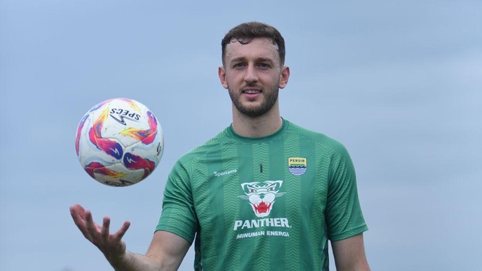 Kiper baru Persib Bandung asal Wales Adam Pryzbek.
