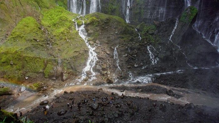 Air Terjun Tumpak Sewu Ramai, Kunjungan Wisman Jatim Meroket Wisatawan mengunjungi wisata air terjun Tumpak Sewu di Lumajang, Jawa Timur, Selasa (1/7/2025). Berdasarkan data Badan Pusat Statistik (BPS) Jatim, jumlah kunjungan wisatawan mancanegara pada Mei 2025 mengalami kenaikan 34,71 persen dibandingkan April 2025 dengan 33.409 kunjungan, sedangkan perjalanan wisatawan nusantara pada Mei 2025 mengalami penurunan sebesar 32,68 persen dibandingkan April 2025 terhitung 16,98 juta perjalanan. ANTARA FOTO/Irfan Sumanjaya