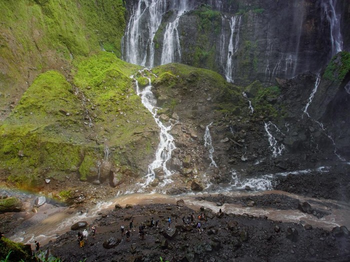 Wisatawan mengunjungi wisata air terjun Tumpak Sewu di Lumajang, Jawa Timur, Selasa (1/7/2025). Berdasarkan data Badan Pusat Statistik (BPS) Jatim, jumlah kunjungan wisatawan mancanegara pada Mei 2025 mengalami kenaikan 34,71 persen dibandingkan April 2025 dengan 33.409 kunjungan, sedangkan perjalanan wisatawan nusantara pada Mei 2025 mengalami penurunan sebesar 32,68 persen dibandingkan April 2025 terhitung 16,98 juta perjalanan. ANTARA FOTO/Irfan Sumanjaya
