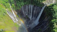 Peningkatan kunjungan wisatawan asing ini dinilai menjadi sinyal positif bagi kebangkitan sektor pariwisata Jatim, terutama setelah sempat terdampak pandemi dan perlambatan ekonomi global. Berbagai destinasi unggulan, termasuk Tumpak Sewu, terus berbenah dalam hal infrastruktur dan layanan wisata untuk menarik lebih banyak wisatawan. ANTARA FOTO /Irfan Sumanjaya