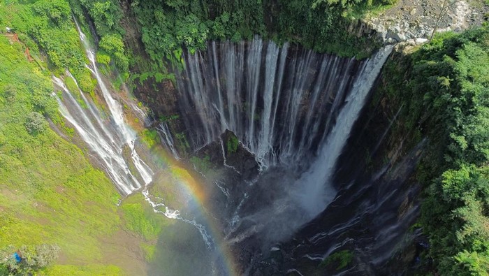 Wisatawan mengunjungi wisata air terjun Tumpak Sewu di Lumajang, Jawa Timur, Selasa (1/7/2025). Berdasarkan data Badan Pusat Statistik (BPS) Jatim, jumlah kunjungan wisatawan mancanegara pada Mei 2025 mengalami kenaikan 34,71 persen dibandingkan April 2025 dengan 33.409 kunjungan, sedangkan perjalanan wisatawan nusantara pada Mei 2025 mengalami penurunan sebesar 32,68 persen dibandingkan April 2025 terhitung 16,98 juta perjalanan. ANTARA FOTO/Irfan Sumanjaya