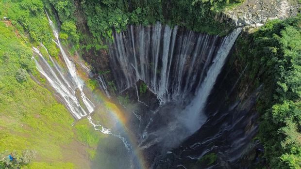 Air Terjun Tumpak Sewu Ramai, Kunjungan Wisman Jatim Meroket Wisatawan mengunjungi wisata air terjun Tumpak Sewu di Lumajang, Jawa Timur, Selasa (1/7/2025). Berdasarkan data Badan Pusat Statistik (BPS) Jatim, jumlah kunjungan wisatawan mancanegara pada Mei 2025 mengalami kenaikan 34,71 persen dibandingkan April 2025 dengan 33.409 kunjungan, sedangkan perjalanan wisatawan nusantara pada Mei 2025 mengalami penurunan sebesar 32,68 persen dibandingkan April 2025 terhitung 16,98 juta perjalanan. ANTARA FOTO/Irfan Sumanjaya