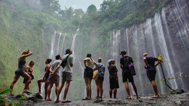 Wisatawan mengunjungi wisata air terjun Tumpak Sewu di Lumajang, Jawa Timur, Selasa (1/7/2025). Berdasarkan data Badan Pusat Statistik (BPS) Jatim, jumlah kunjungan wisatawan mancanegara pada Mei 2025 mengalami kenaikan 34,71 persen dibandingkan April 2025 dengan 33.409 kunjungan, sedangkan perjalanan wisatawan nusantara pada Mei 2025 mengalami penurunan sebesar 32,68 persen dibandingkan April 2025 terhitung 16,98 juta perjalanan. ANTARA FOTO/Irfan Sumanjaya