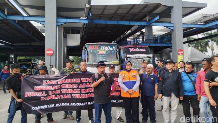 Aksi damai warga Arjosari tolak aksi premanisme.