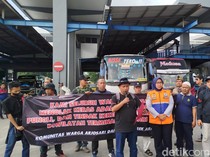 Warga Demo Bentangkan Spanduk Tolak Premanisme di Terminal Arjosari